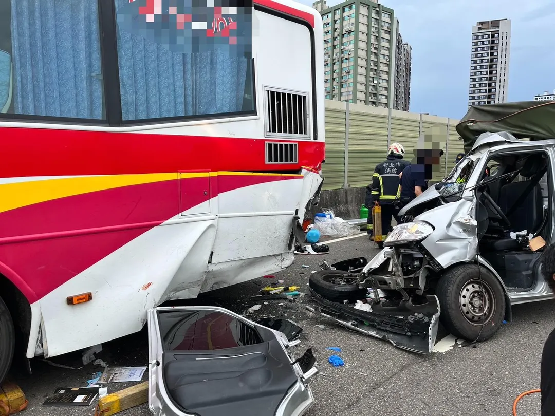 台65線新北市路段,6日下午發生客運遭追撞的嚴重車禍,肇事駕駛跟妻子都還在醫院。(圖/翻攝畫面)