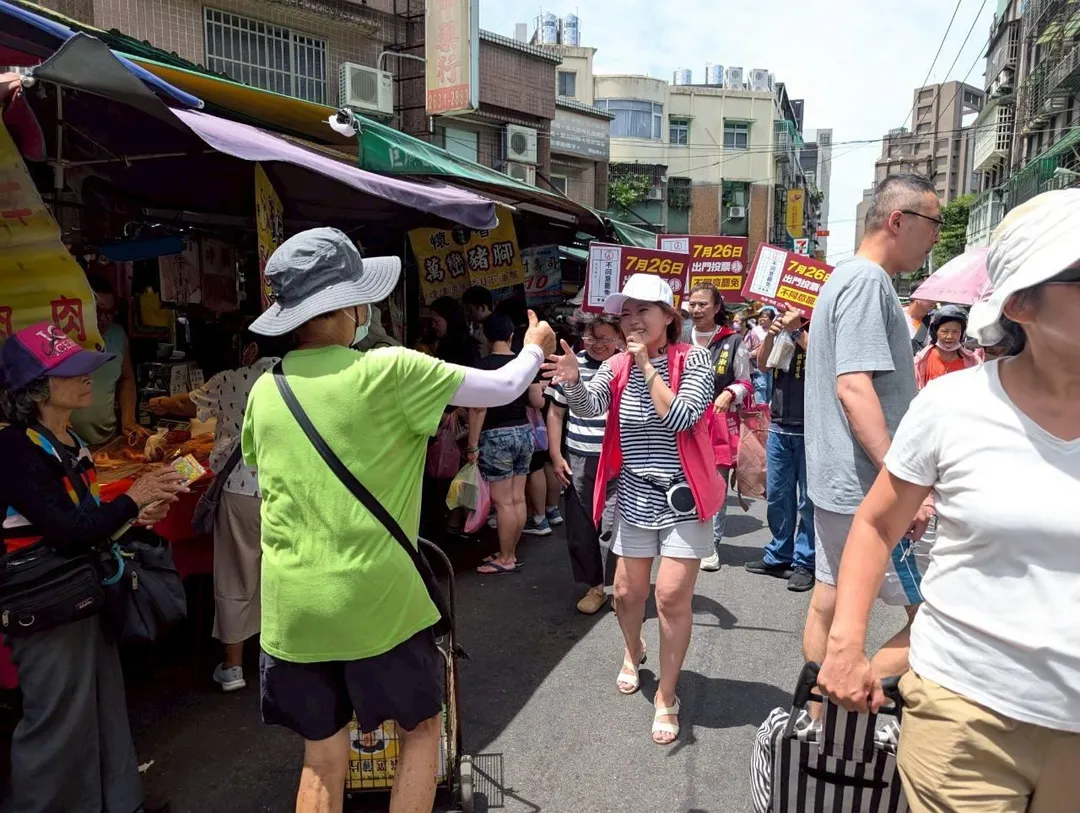 游淑慧今日到東湖市場掃街拜票。(圖/游淑慧臉書)