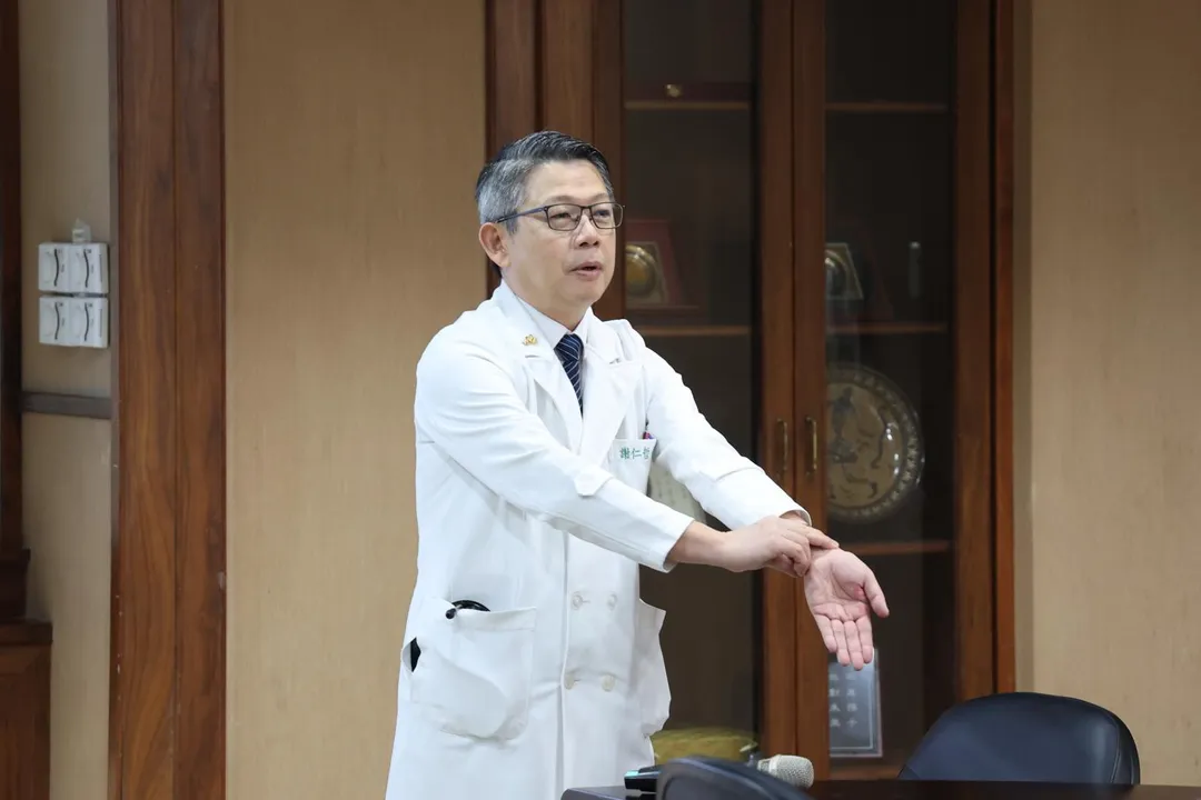 心臟內科謝仁哲主任提醒，若是感到心跳忽快忽慢、節律不規則時，除了自我測量心跳脈搏之外，到鄰近的診所、醫院「做心電圖」很重要。（圖／花蓮慈濟醫院）
