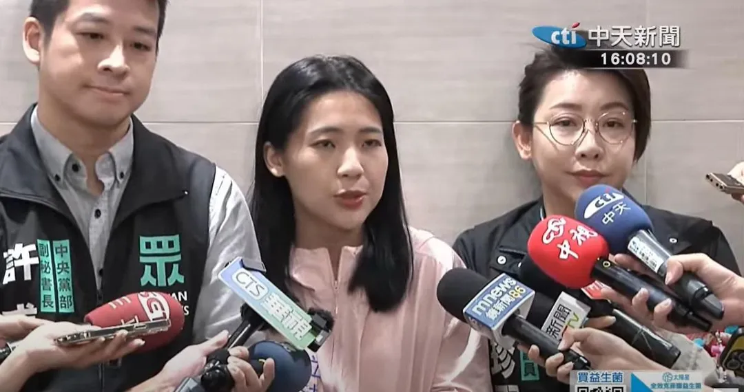 國民黨立委徐巧芯在受訪時又遇到民眾嗆聲「大罷免大成功」。（圖／中天新聞）
