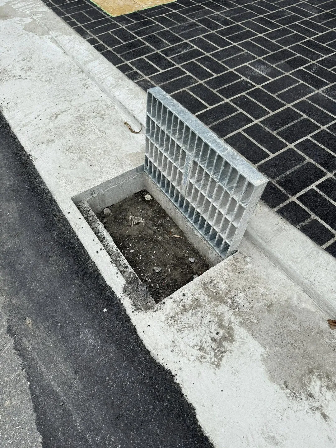 民進黨台中市議員陳俞融要求改善排水孔工程,打開水溝蓋一看赫見裡面有塑膠擋板。(圖/陳俞融臉書)