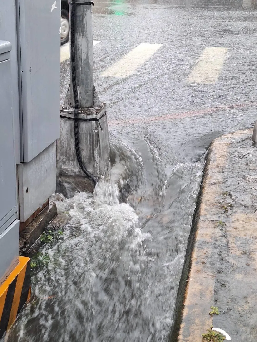 這兩天台中市區下大雨不少低窪處出現積水和淹水狀況。(圖/陳俞融臉書)