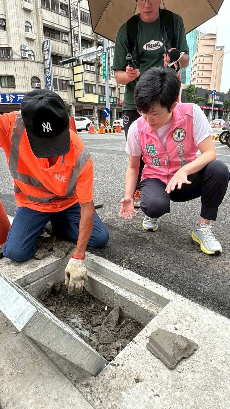陳俞融隨即連絡台中市政府建設局和包商過來處理。(圖/陳俞融臉書)