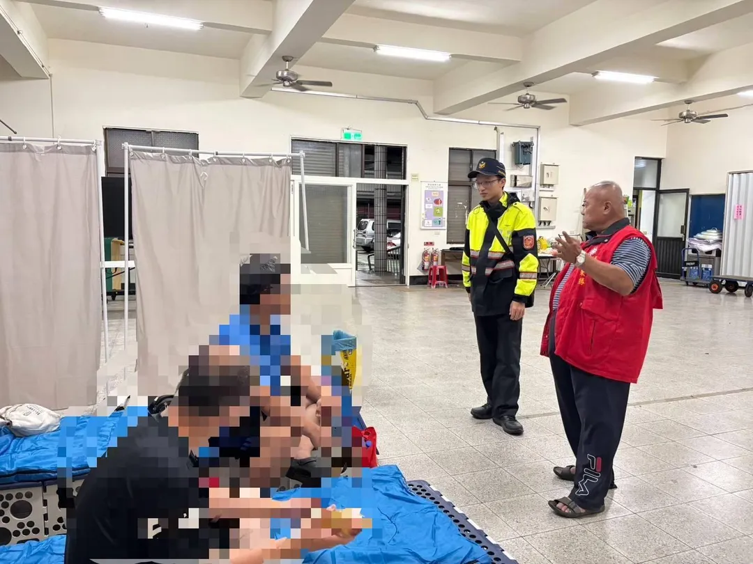 警方呼籲居民在颱風來臨前,應儘早做好防範準備,包括儲備食物和水源,檢查家中設施,並隨時關注氣象局發布的最新資訊,警方將持續提供協助,以期共同度過這次挑戰。(圖/枋寮分局提供)