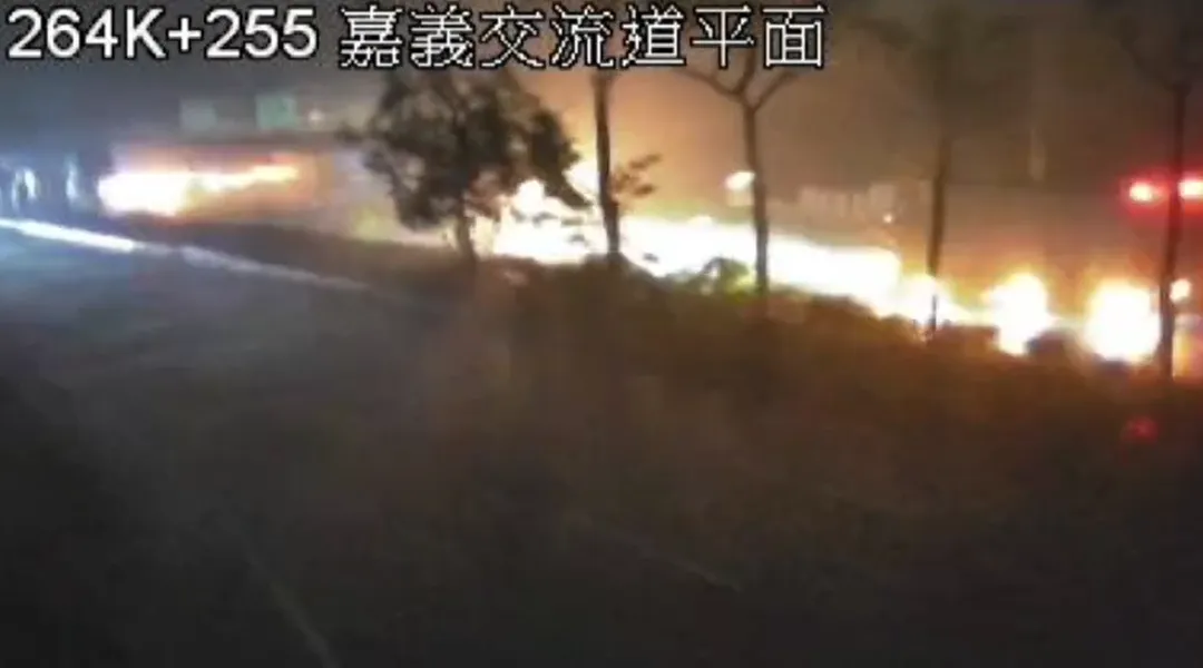 今(7)日凌晨國道一號北上264公里處發生火燒車事故,颱風帶來的強降雨成為天然救援,在警方抵達現場前就澆滅火勢。(圖/翻攝自國道1968)