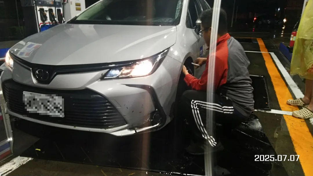 採訪車受損。（圖／中天新聞）