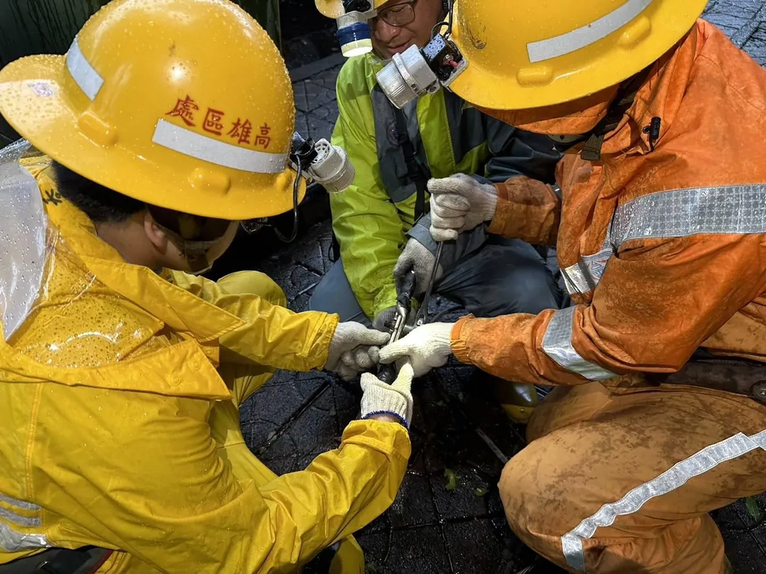 高雄超過3萬戶停電，台電人員漏夜搶修。（圖／中天新聞）
