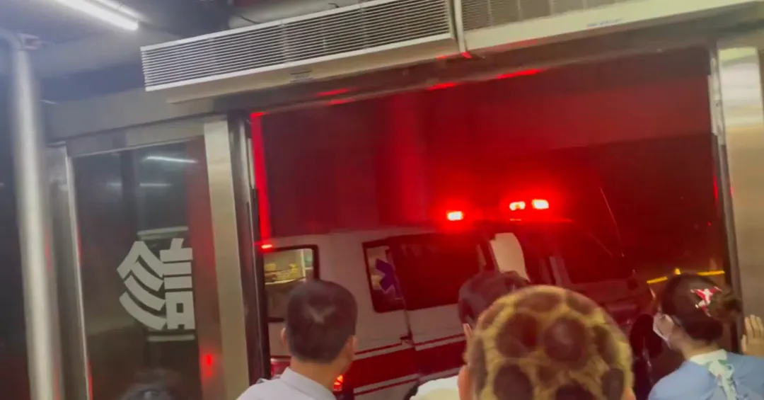 嘉義長庚急診室一輛救護車竟被強風吹動，直到撞到柱子才停下。（圖／翻攝自threads／lala780219）