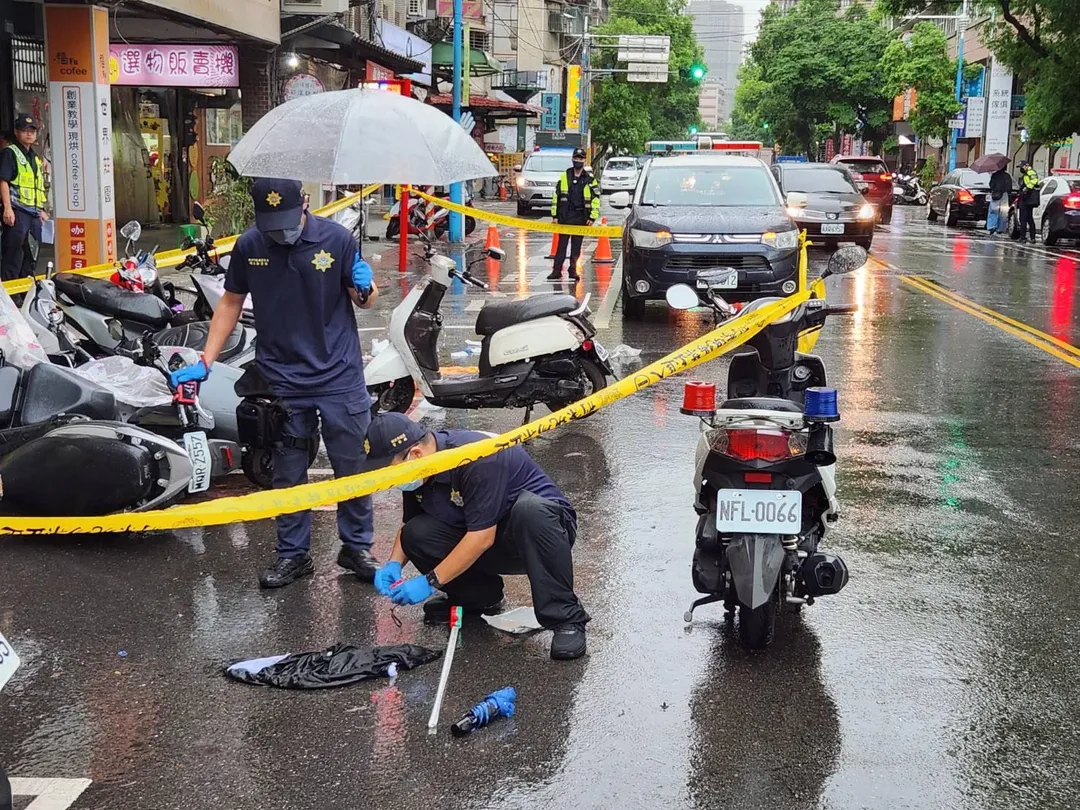 新北市土城區今（7）日上午發生驚悚命案，46歲謝姓男子開車衝撞妻子與小姨子，持刀對姊妹倆猛砍後逃逸，導致2人傷重不治。（圖/警方提供）
