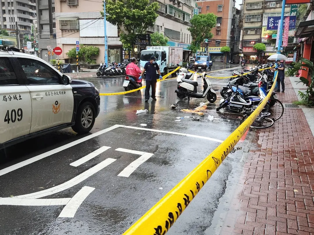 今日，新北市土城區46歲謝姓男子因不滿妻子被家暴後聲請保護令，在交保後持雙刀在街頭砍殺妻子及小姨子，新北地檢署表示，將從重求刑、嚴懲不貸。（圖/翻攝畫面）