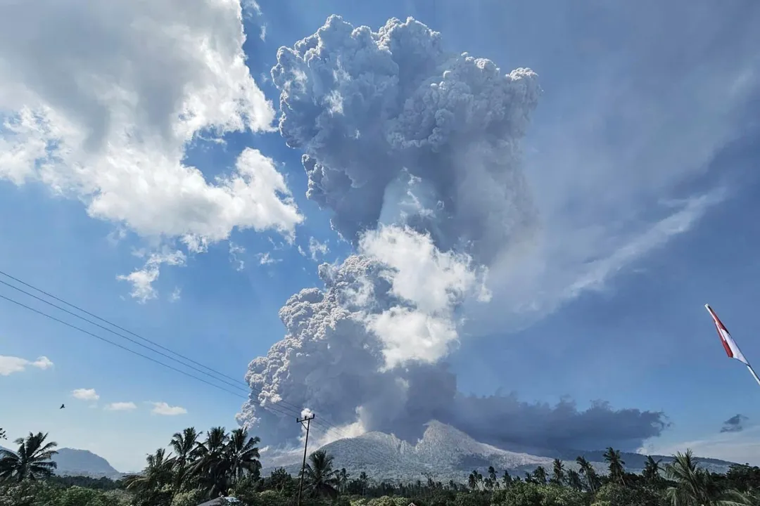 印尼當局發布的照片​​顯示，勒沃托比火山男峰7日噴發。（圖／美聯社）