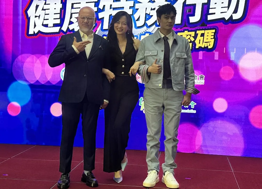 劉亮佐（左）、趙小僑（中）與劉子銓（右）7日一家出席癌症宣導活動。（圖／記者 伍映澄 攝）