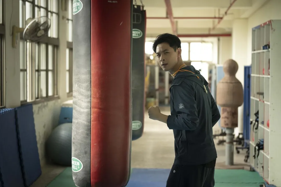 連晨翔在《拜六禮拜》中飾演一位高中拳擊教練。（圖／華視、公視台語台 提供）