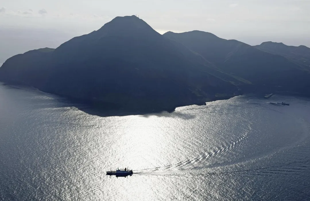 吐噶喇群島自6月下旬已發生超過1500起有感地震。圖為惡石島。（圖／美聯社）