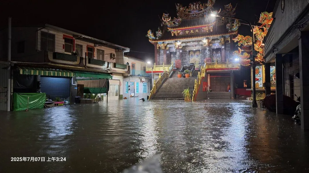 高雄市旗津中區污水處理廠於6日晚間10時許發生抽水系統主幹管爆裂事故，污水如湧泉般不斷溢出，造成周邊約50戶民宅淹水，最深處達40公分。（圖／翻攝畫面）