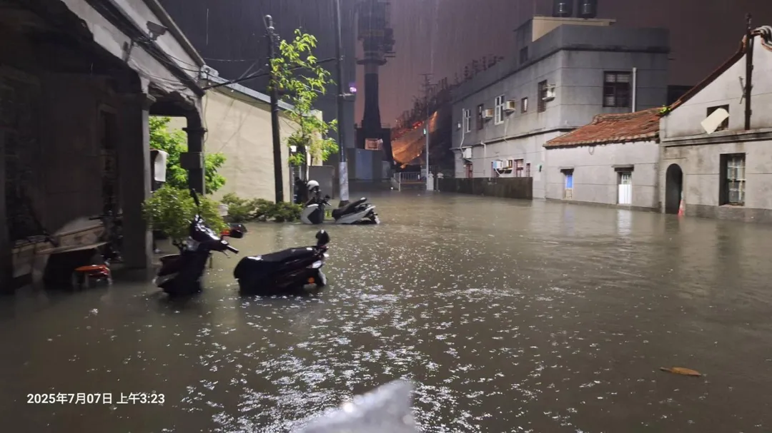高雄市旗津中區污水處理廠於6日晚間10時許發生抽水系統主幹管爆裂事故，污水如湧泉般不斷溢出，造成周邊約50戶民宅淹水，最深處達40公分。（圖／翻攝畫面）