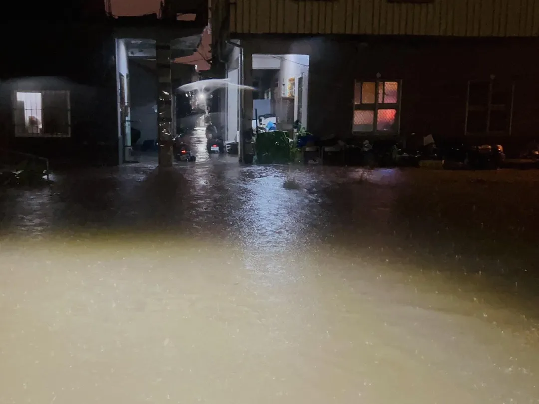 高雄市旗津中區污水處理廠於6日晚間10時許發生抽水系統主幹管爆裂事故，污水如湧泉般不斷溢出，造成周邊約50戶民宅淹水，最深處達40公分。（圖／翻攝畫面）