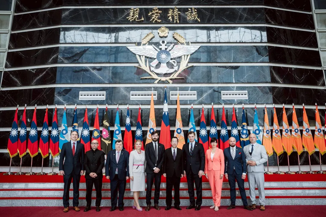 顧立雄接見立陶宛國會友台訪問團。(圖/國防部)