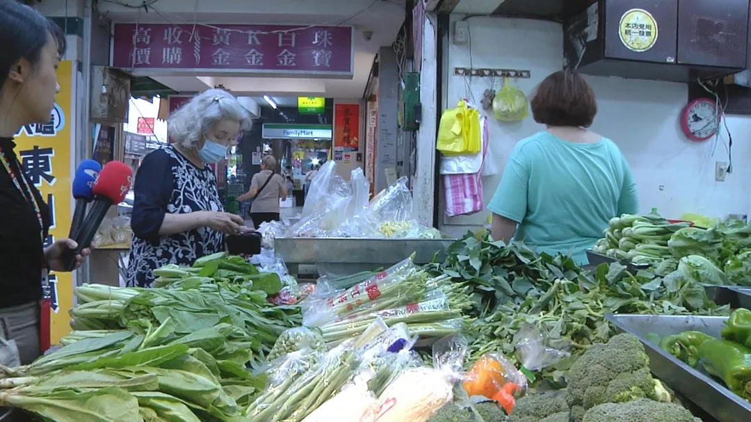 天氣炎熱導致民眾出門採買意願大幅降低。（示意圖／中天新聞資料畫面）
