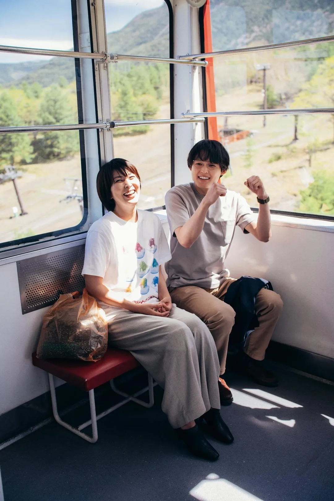 由松隆子（左）、松村北斗（右）主演的催淚電影《跨越時空的初吻》即將在台上映。（圖／車庫娛樂 提供）