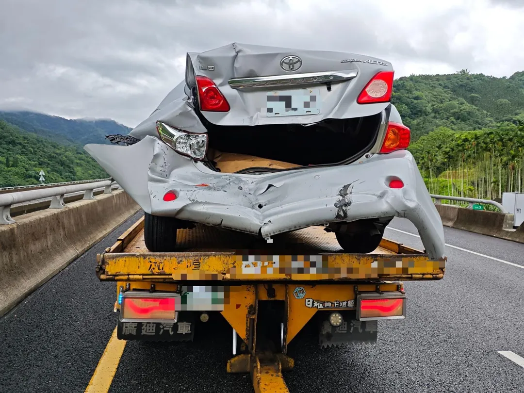 國道六號一輛灰色休旅車追撞前方銀色轎車後衝撞護欄,車輛懸掛在護欄外。令人意外的是,肇事駕駛不僅未查看車況,反而在路肩盤腿打坐。(圖/翻攝畫面)