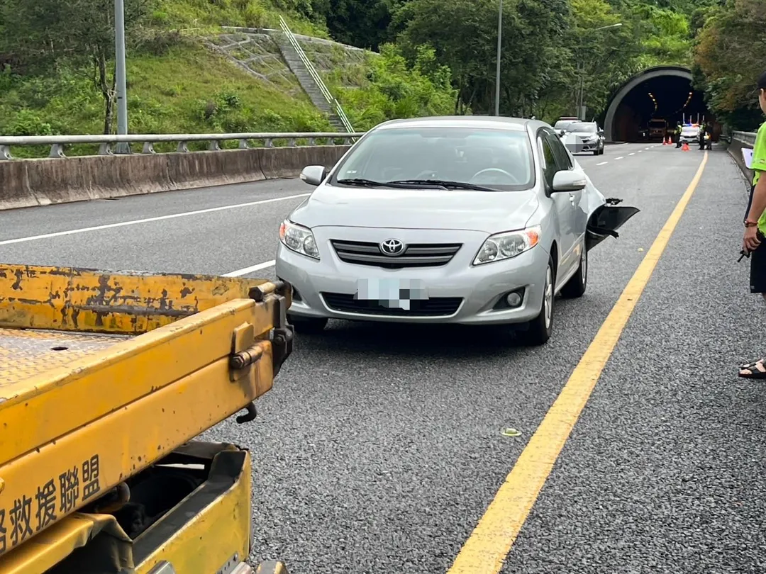 國道六號一輛灰色休旅車追撞前方銀色轎車後衝撞護欄,車輛懸掛在護欄外。令人意外的是,肇事駕駛不僅未查看車況,反而在路肩盤腿打坐。(圖/翻攝畫面)