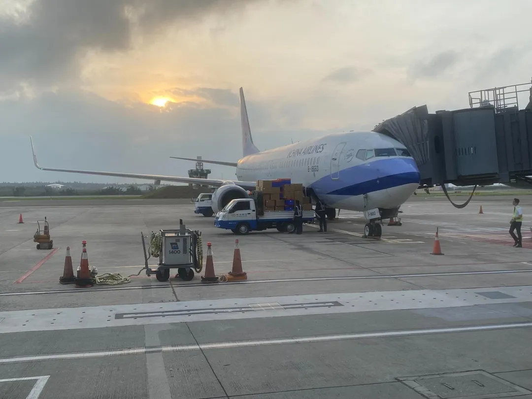 約9000名旅客因颱風丹娜絲而滯留澎湖，今天下午民航機疏運逾4000人，傍晚國軍也啟動支援澎湖往台北和高雄各2架次，載客280位旅客返台，澎湖輪也近滿載590位返回高雄。（圖／交通部提供）
