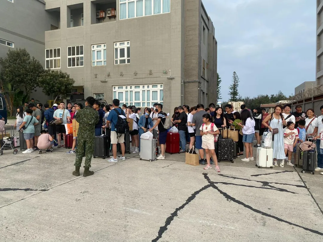 約9000名旅客因颱風丹娜絲而滯留澎湖，今天下午民航機疏運逾4000人，傍晚國軍也啟動支援澎湖往台北和高雄各2架次，載客280位旅客返台，澎湖輪也近滿載590位返回高雄。（圖／翻攝自陳光復Chen Kuang-fu臉書）
