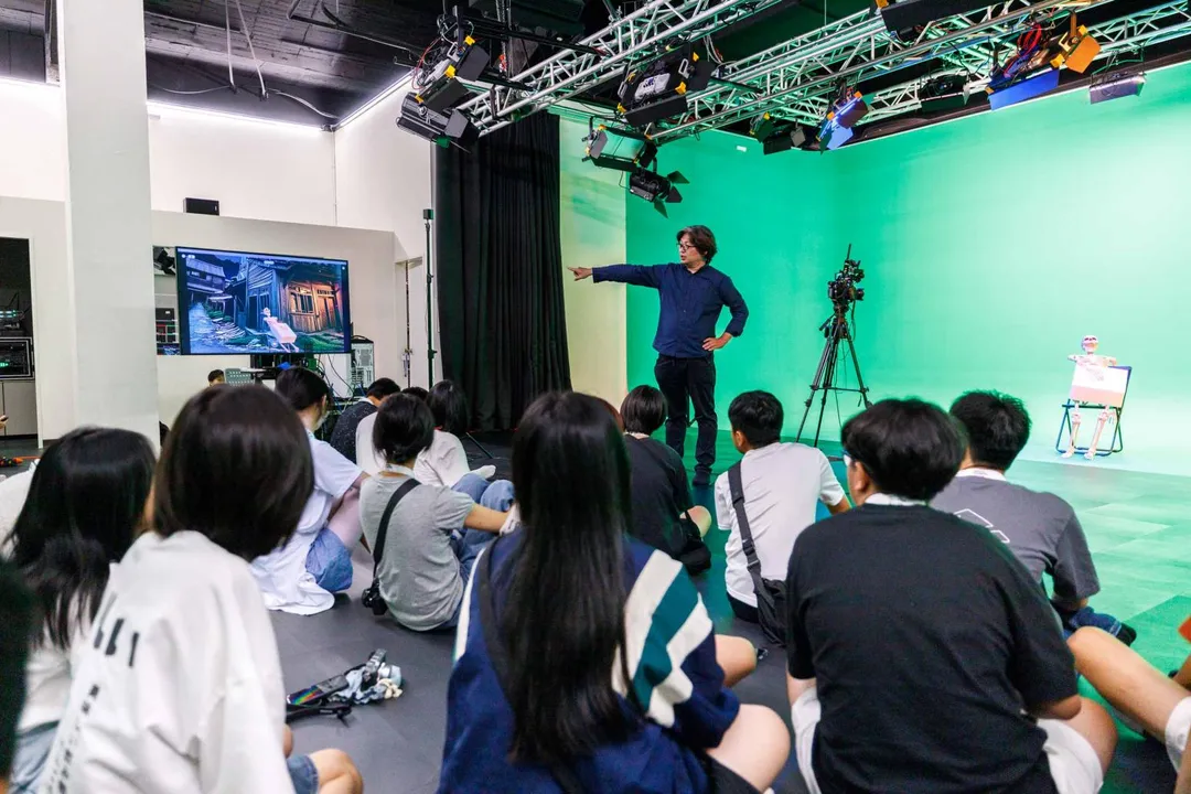 青少年攝影工作坊學員體驗世新大學智能攝製技術課程。（圖／世新大學提供）