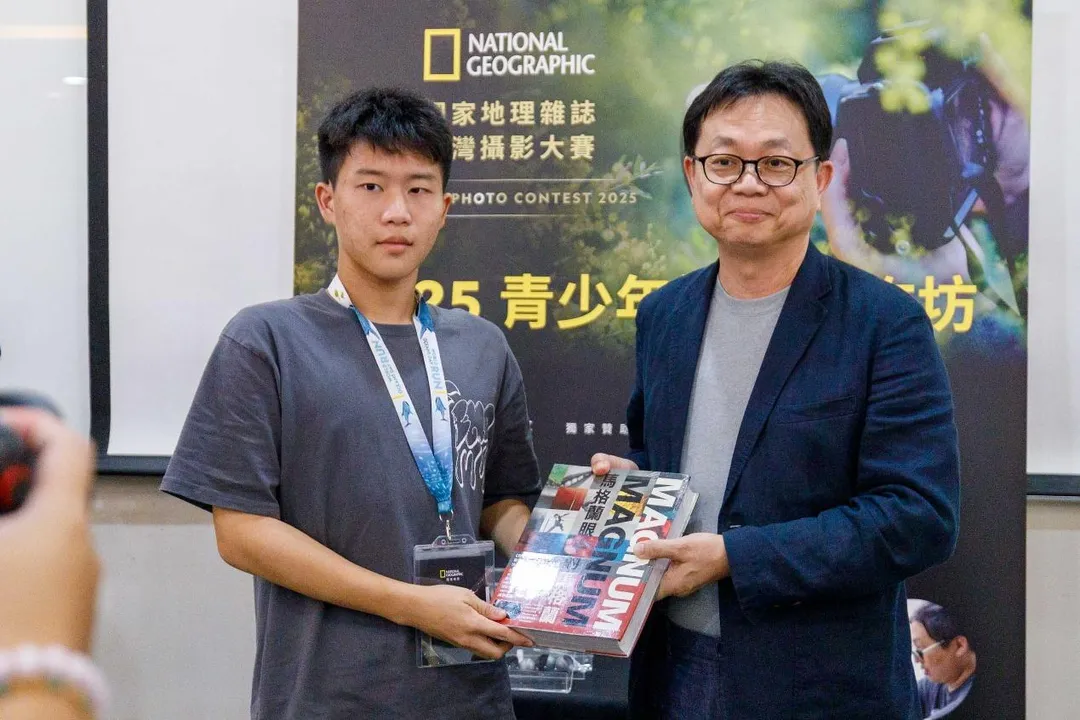 青少年攝影工作坊學員張同學獲得大獎攝影書《馬格蘭眼中的馬格蘭》。（圖／世新大學提供）