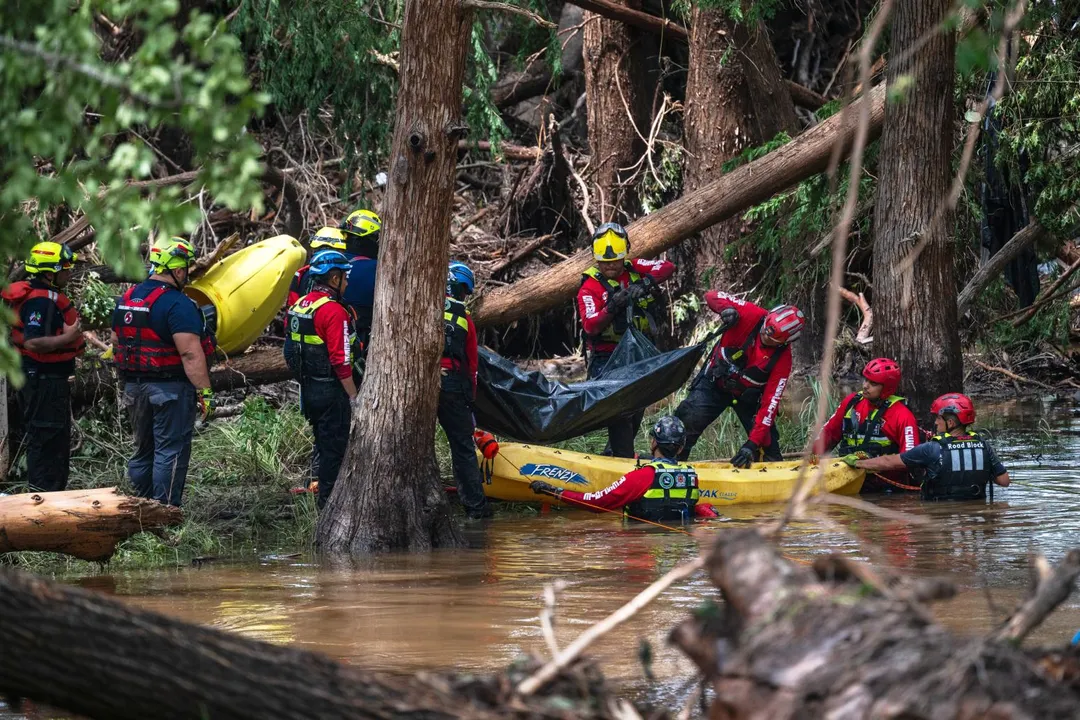 救難人員發現一具遺體。（圖／美聯社）