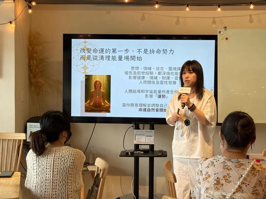 Melissa 萱老師具備阿卡西紀錄、希塔療癒、擴大療癒與臼井靈氣師資資格。(圖/心光維度提供)