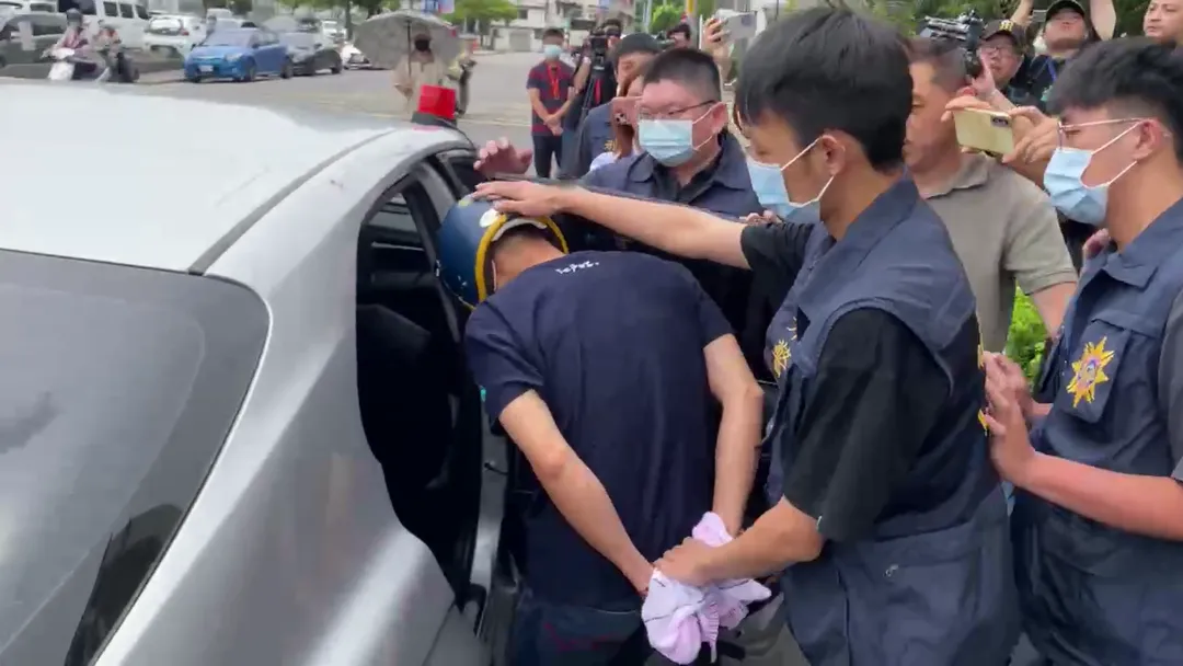 有家暴前科的謝姓男子當街持刀刺殺妻子和小姨子遭逮捕移送。(圖/翻攝畫面)