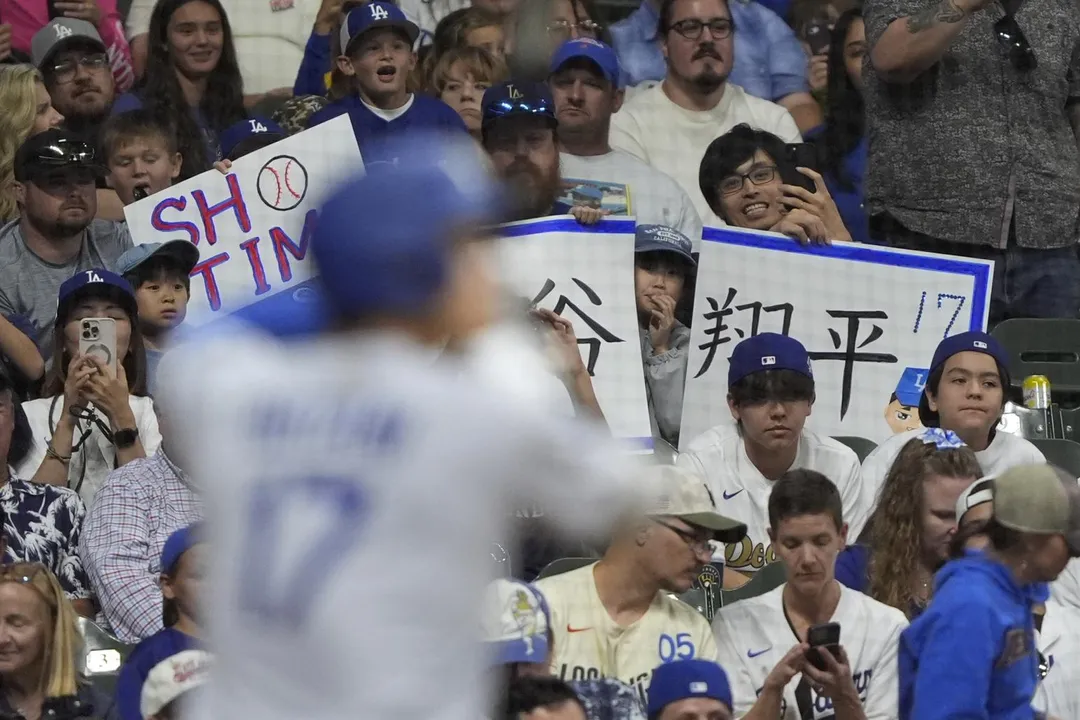 球迷幫大谷翔平加油。(圖/美聯社)