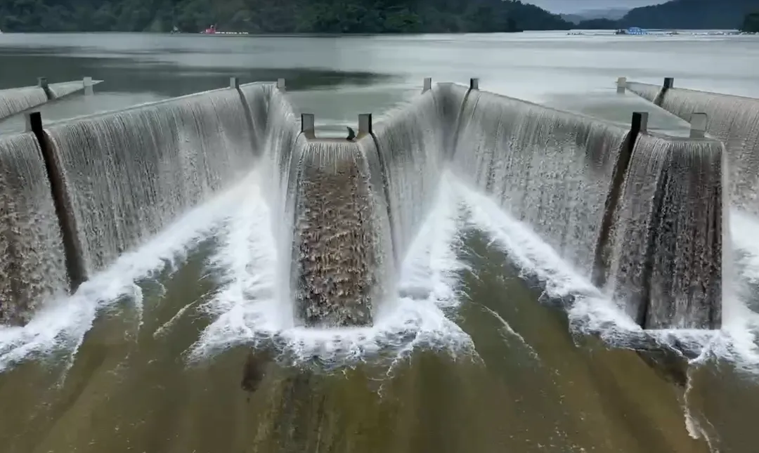 鋸齒堰自然溢流創造出如瀑布般的美麗水景。(圖/中天新聞)