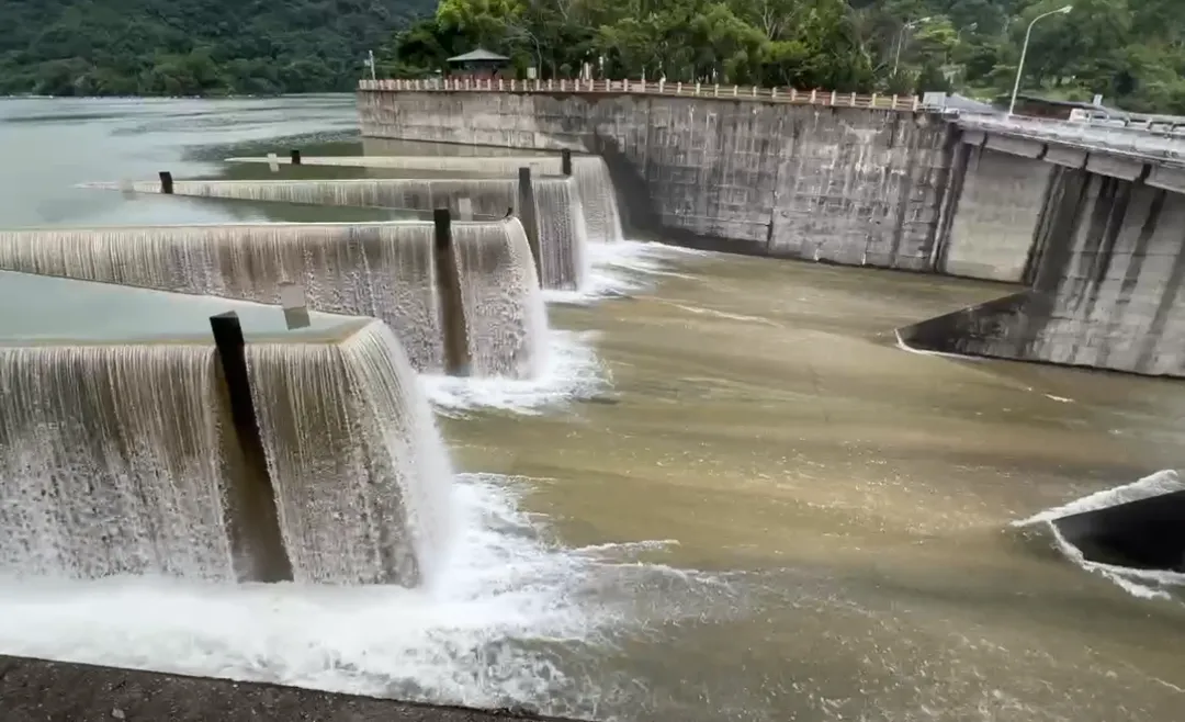鋸齒堰自然溢流創造出如瀑布般的美麗水景。(圖/中天新聞)
