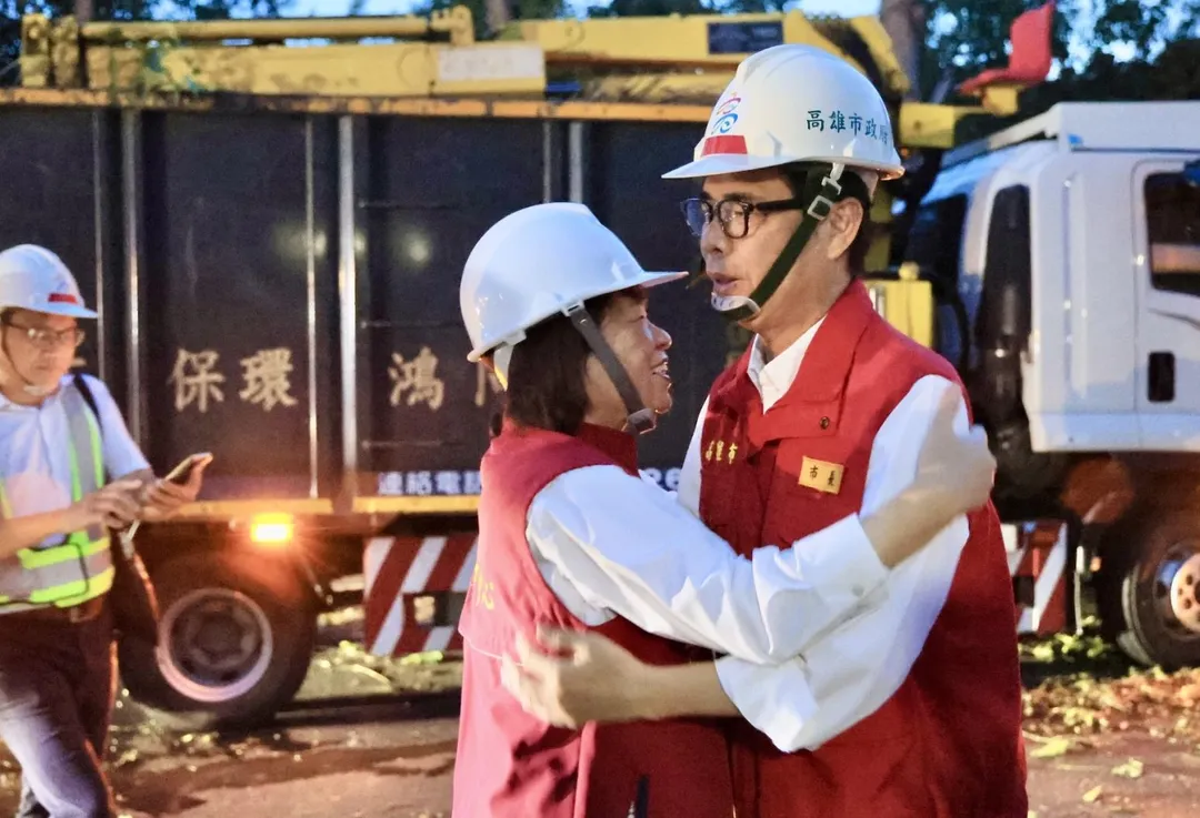 高雄市長陳其邁（左）援助嘉義市，嘉義市長黃敏惠（右）相擁表示感謝。（圖／翻攝自陳其邁臉書）