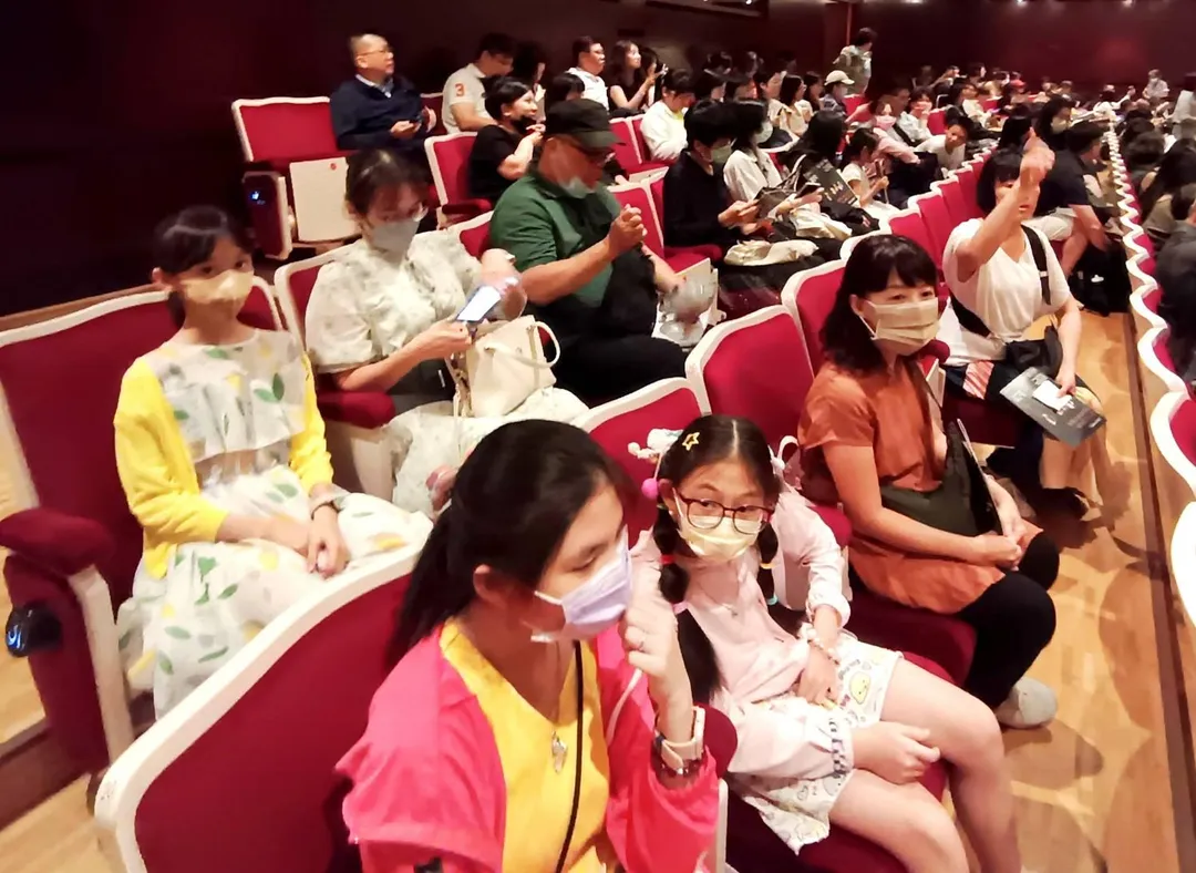 孩子們對於能欣賞到如此世界級高水準演出，都感到驚艷不已。（圖／朱安平公益協會提供）