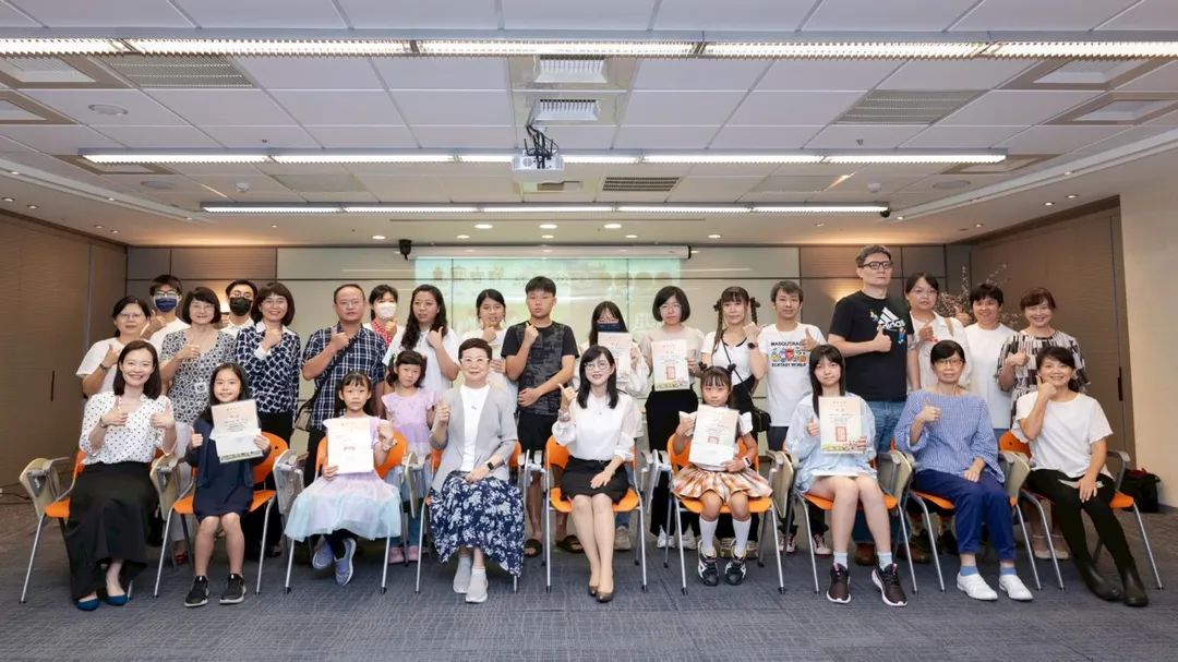 寶吉祥文史教育協會理事長李正芬、常務理事馮明珠與獲獎學子、家長、評審團老師合影。（圖／寶吉祥集團提供）