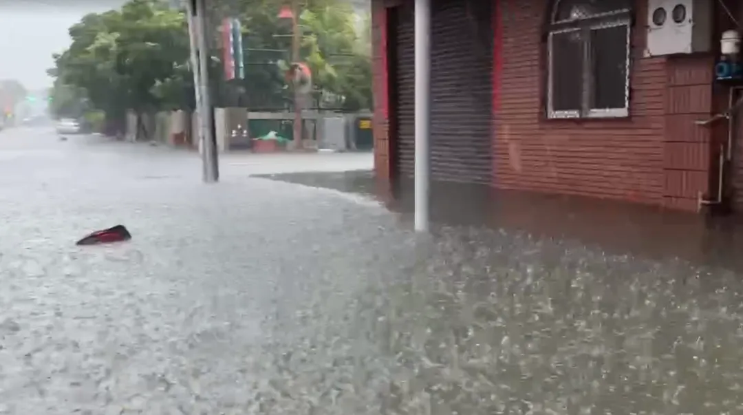 鹿港天后宮主委張偉東表示，天后宮建於數百年前，當時的工法並無地基，相當擔心持續淹水會導致地基泥沙流失。（圖/翻攝畫面）