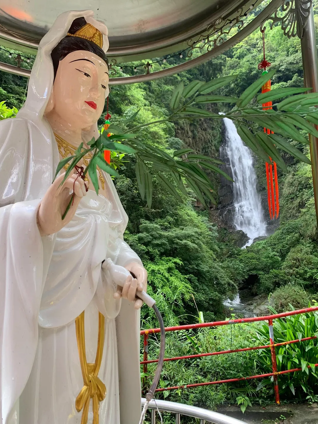 從特定角度望去，該處瀑布狀似觀音持淨瓶、柳枝的模樣。（圖／翻攝自Facebook@嘉義觀音瀑布 Guanyin Waterfall-Chiayi）