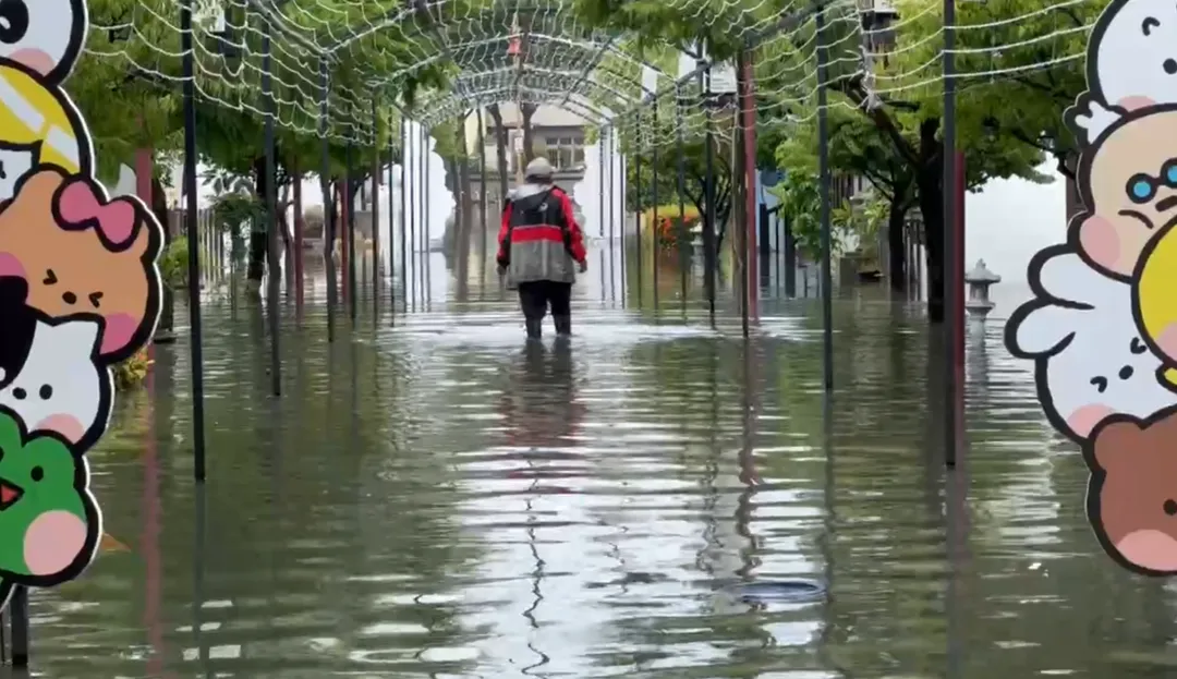 彰化鹿港鎮8日大雨成災，街頭民眾涉水通行。（圖／中天新聞）