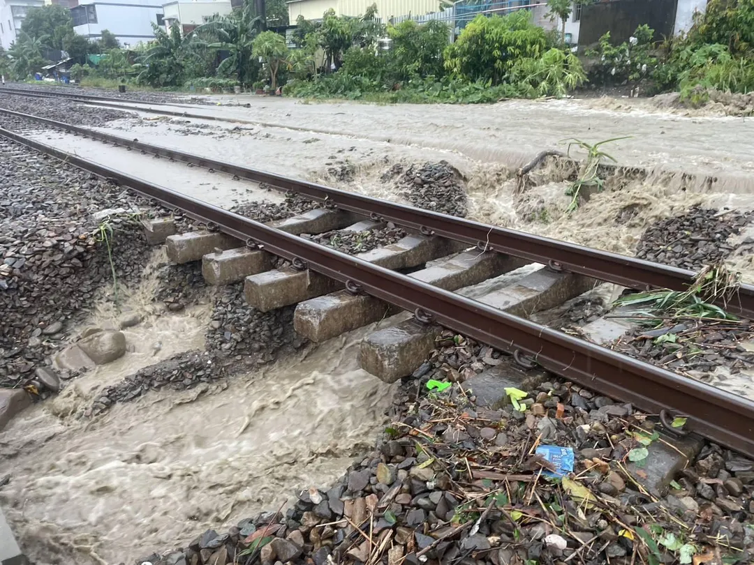 彰化縣8日下午降下豪雨，台鐵二林＝林內路基遭大雨掏空。（圖／台鐵提供）