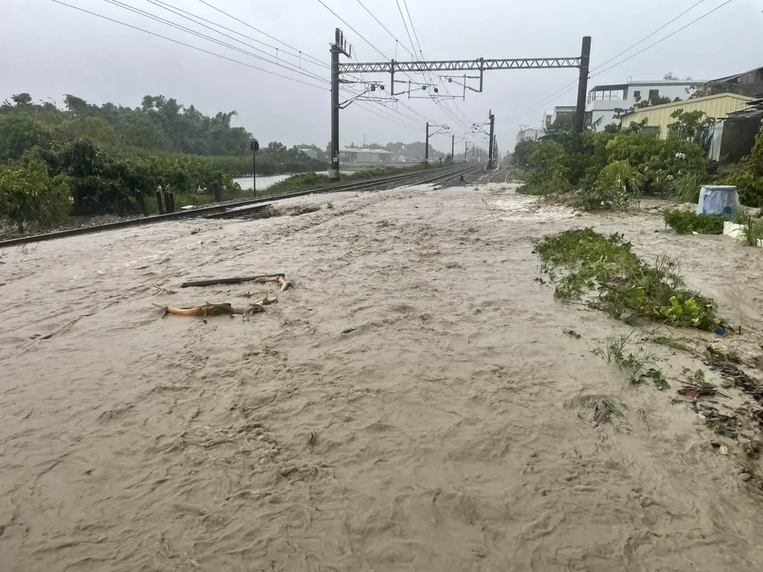 大雨致災導致二水＝林內8日一度雙線不通，台鐵公布退票規則。（圖／台鐵提供）