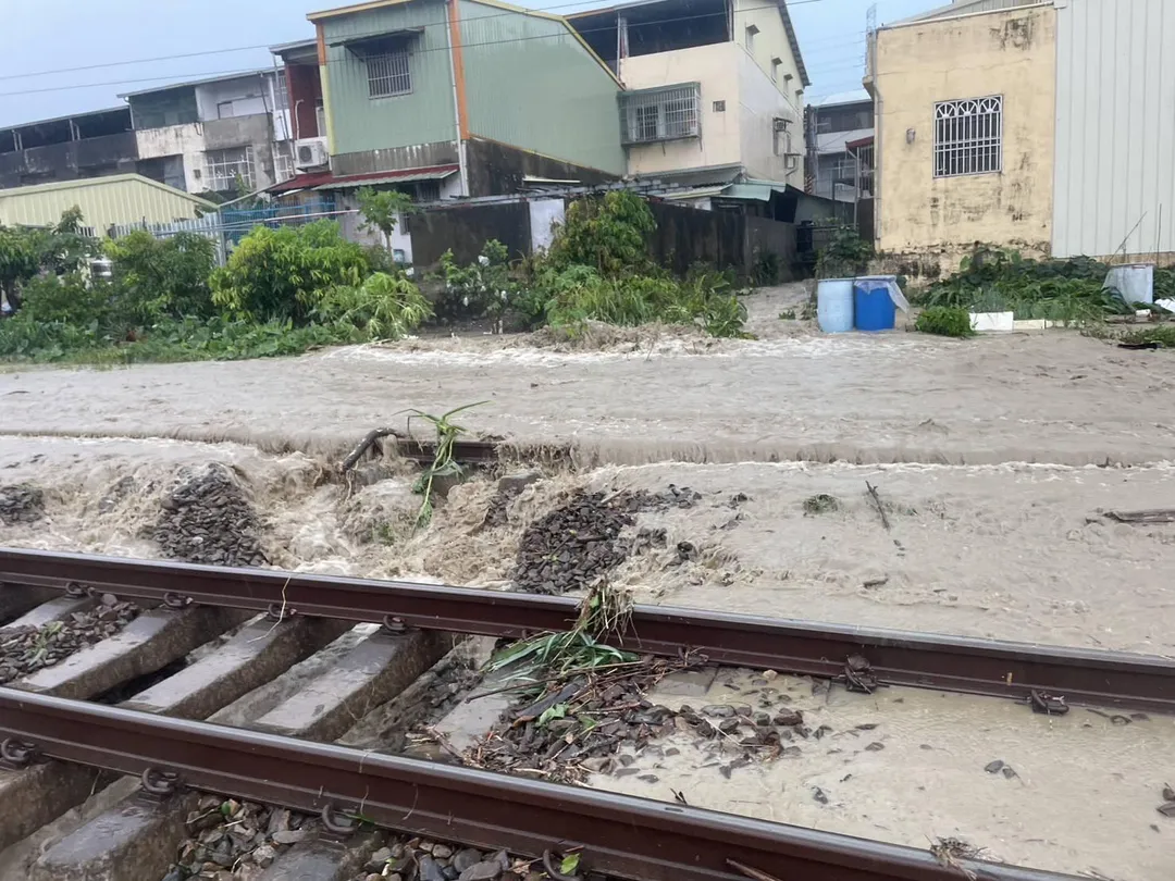 台鐵二水＝林內路基遭大雨掏空，嘉義工務段前往搶修。（圖／台鐵提供）