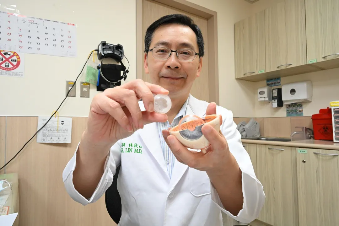 醫師提醒水晶體老化是正常現象，若有任何視力減損前兆，都要盡快就醫檢查治療。（圖／亞洲大學附屬醫院）