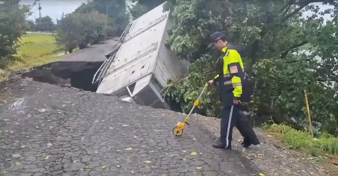 彰化縣二林鎮二溪路七段靠近窪仔的路面突然塌陷，一輛貨車不慎陷入其中。（圖/翻攝畫面）