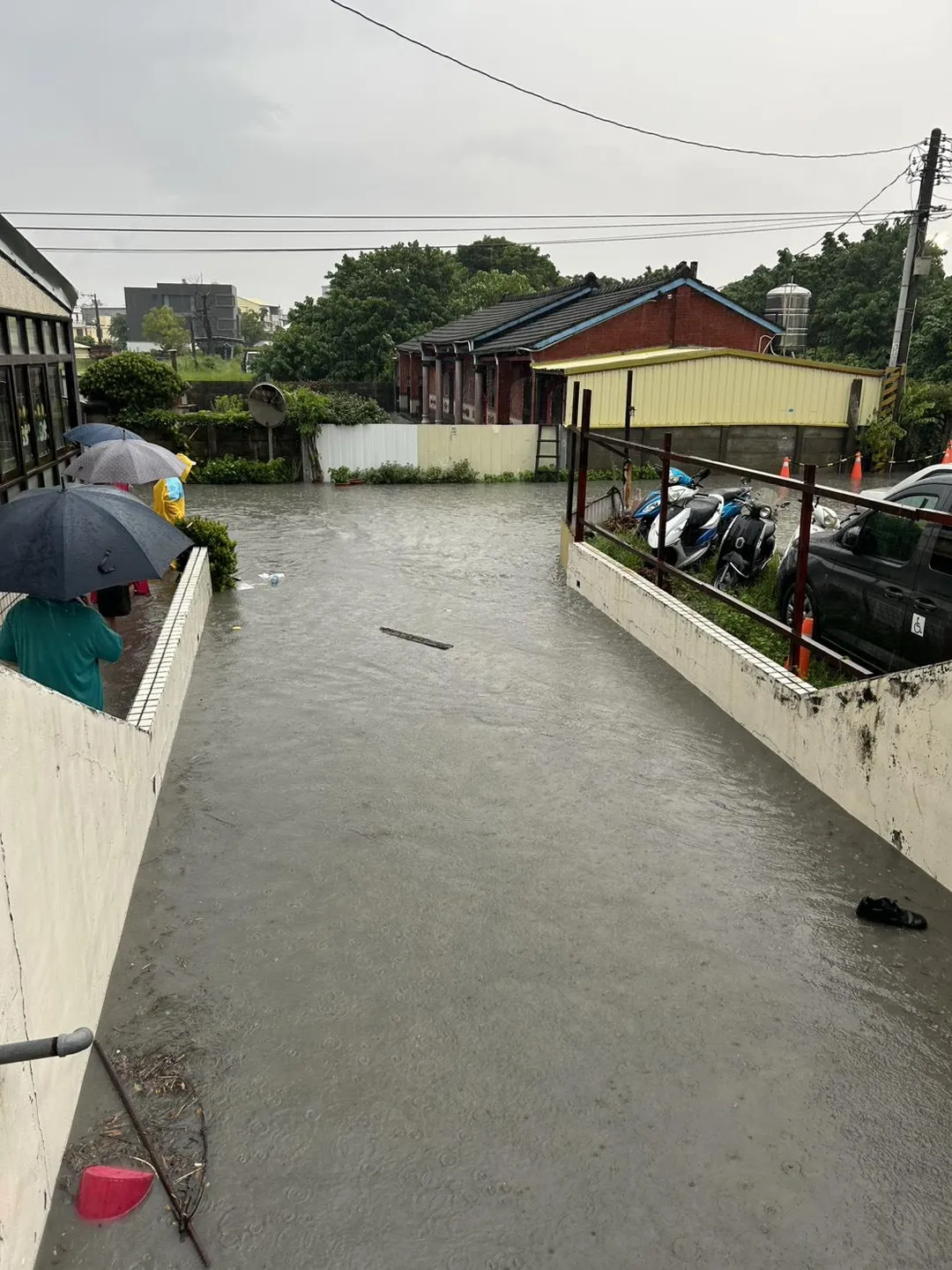 彰化縣今（8）日受強烈對流雲系影響，出現破紀錄性強烈降雨，多處出現淹水災情。（圖/翻攝畫面）