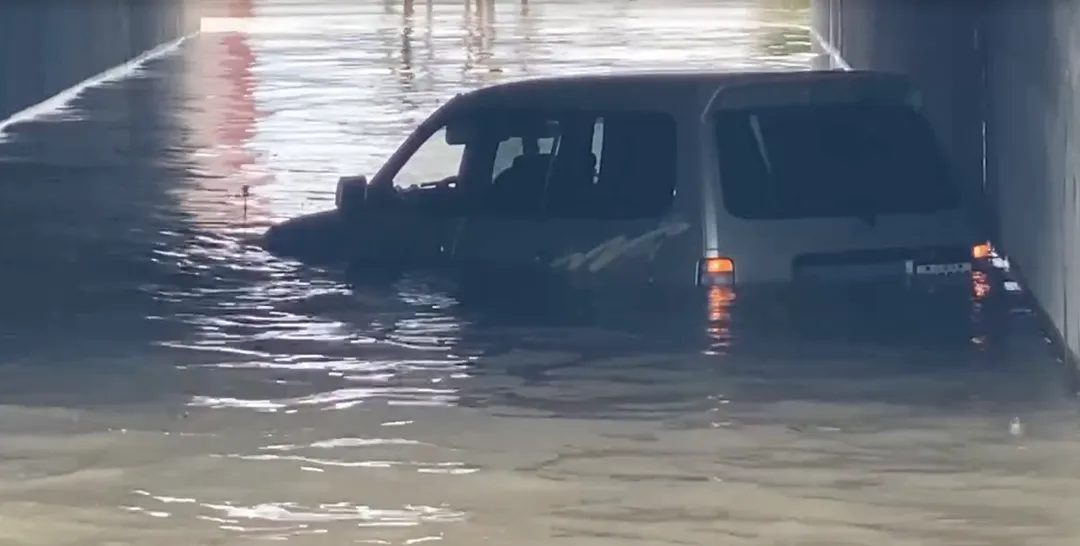田尾鄉高速公路涵洞有汽車受困其中，積水已經能夠淹沒半輛車。（圖/翻攝畫面）