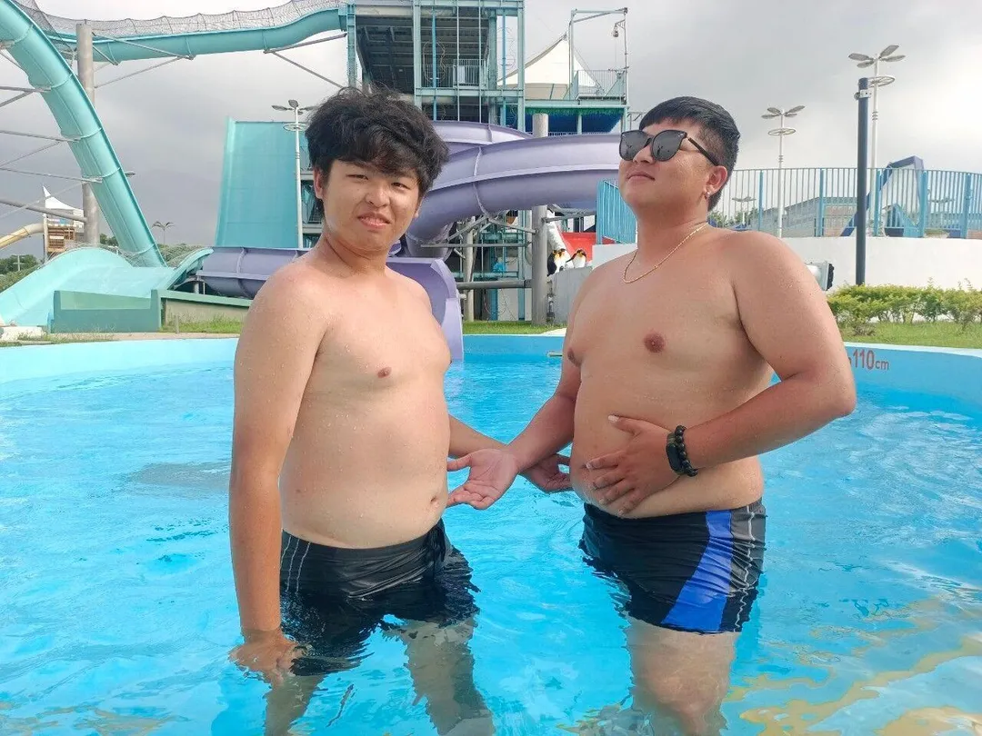 炎炎夏日，六福水樂園推出創意十足的夏季優惠活動，7月9日起至9月7日，只要民眾秀出「鮪魚肚」，就能以超值499元的優惠價格入園暢玩。（圖／六福村提供）